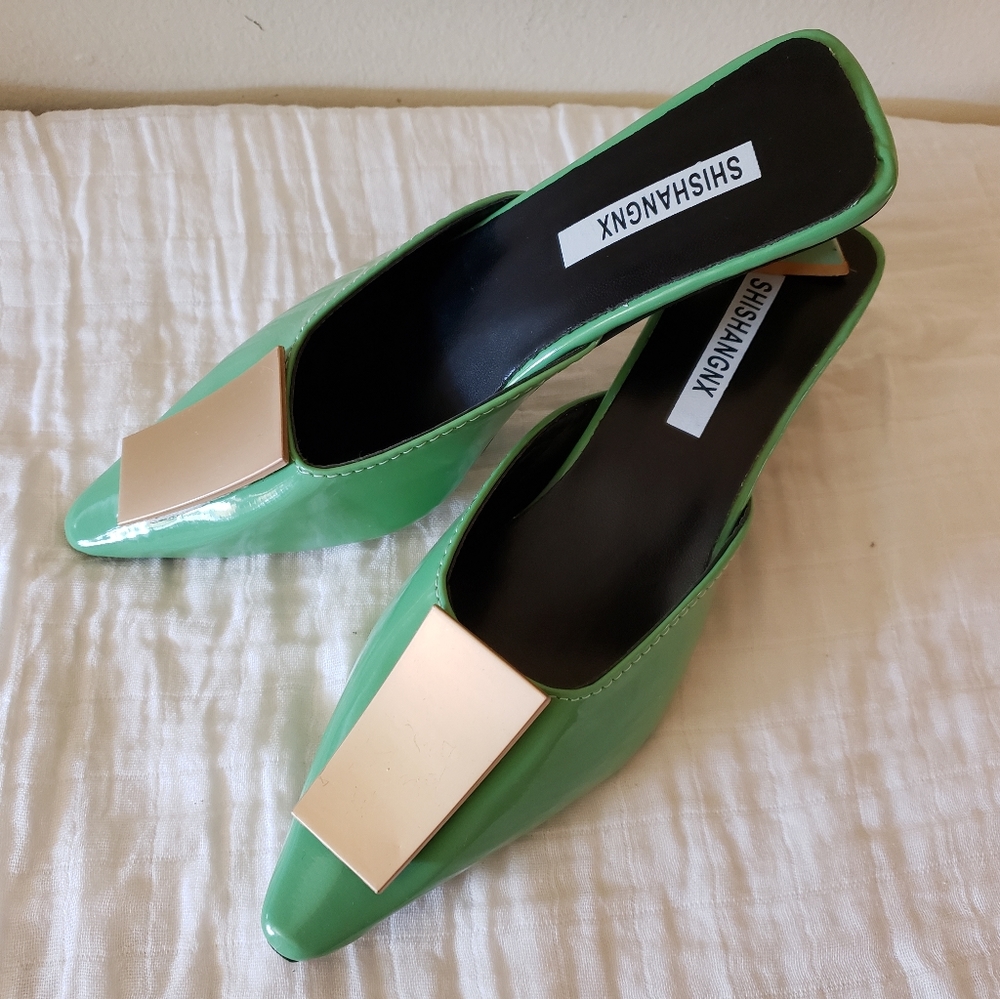 Flat sandals with pointy toe